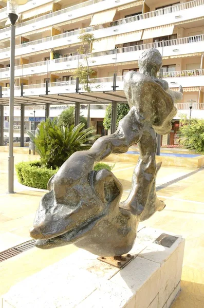 Escultura del hombre sobre el delfín — Foto de Stock