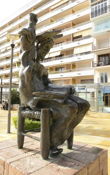 Sculpture en bronze de Don Quichotte assis — Photo