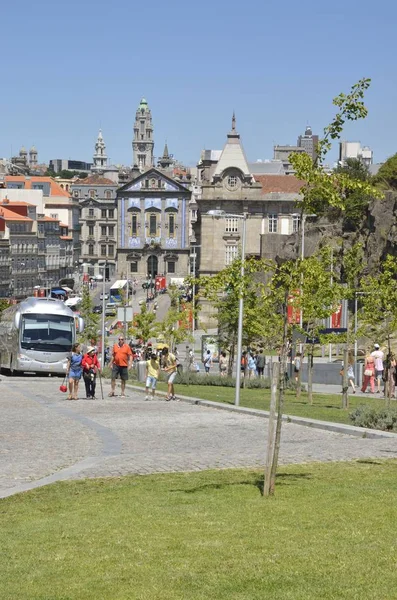 Tętniącej życiem alei w mieście Porto — Zdjęcie stockowe