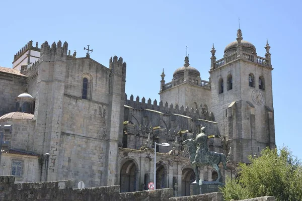 Fachada lateral da catedral — Fotografia de Stock