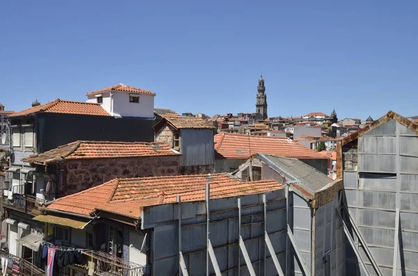 De Clerigos toren onder oude huizen — Stockfoto