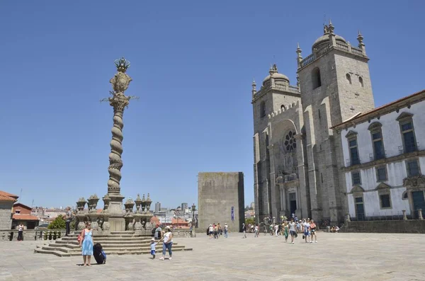 Colonna sulla piazza della cattedrale — Foto Stock