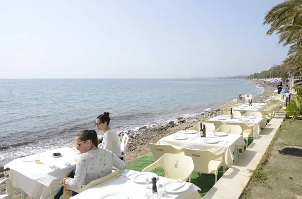 Restaurant sur le rivage — Photo