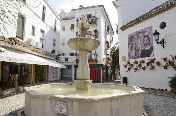 Fontana in piazza — Foto Stock