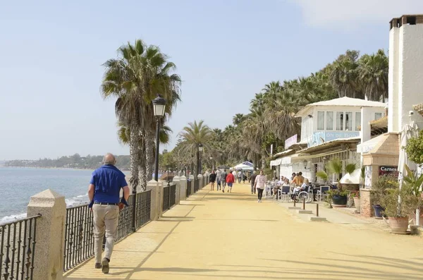 Sandpromenade entlang der Küste — Stockfoto