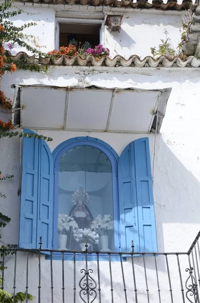 Estatua de la Virgen María en el balcón — Foto de Stock