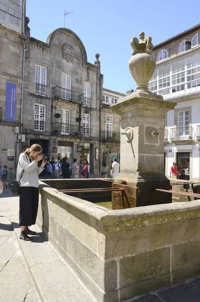 Brunnen auf dem Platz — Stockfoto