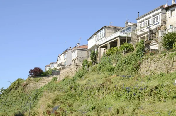 Huizen over een heuvel — Stockfoto