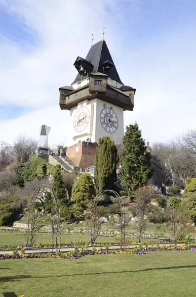 Tornet av klockan från trädgården — Stockfoto