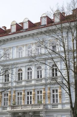 Heykeller cephesinde