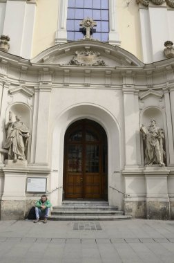 Dilenci kilise girişinde 
