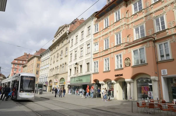 Vida da cidade na rua Herrengasse — Fotografia de Stock