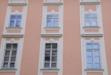 Pembe cephe üstünde pencere eşiği