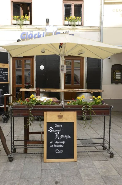 Holzblumenkübel stehen am Eingang eines Restaurants — Stockfoto