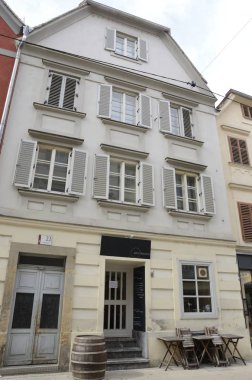 Bir bar girişinde ahşap masa