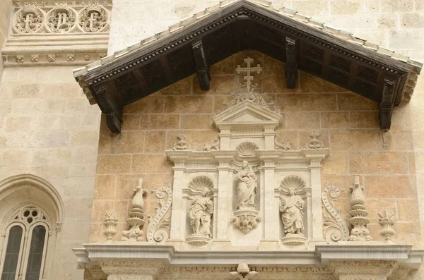 Stone sculptures on cathedral facad — Stock Photo, Image