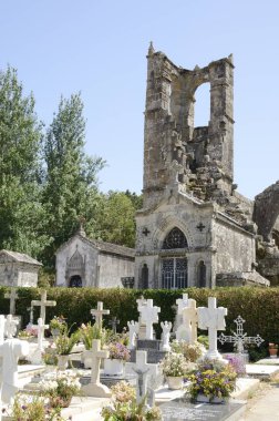 Mezarlar yanındaki kilise kalıntıları