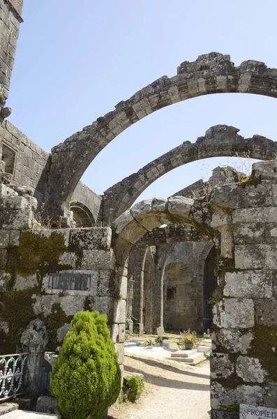 Cemitério em ruínas de igreja — Fotografia de Stock