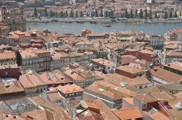 Telhados de azulejos e rio Douro — Fotografia de Stock