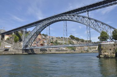 Gaia ve Porto bridg tarafından bağlı