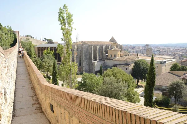 Duvarların tarafından