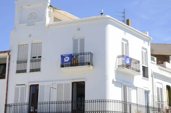 Flaga niepodległości w Cadaqués — Zdjęcie stockowe