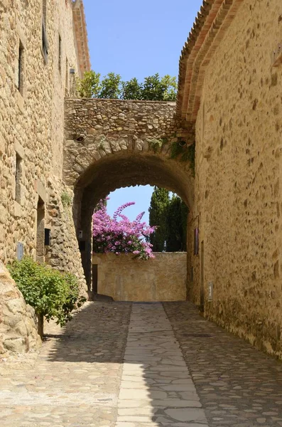 Bogen in mittelalterlicher Gasse — Stockfoto