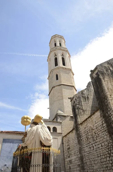 Tour de l'église et monument à Pujols — Photo