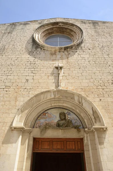 Eingang der Kirche des heiligen Petrus — Stockfoto