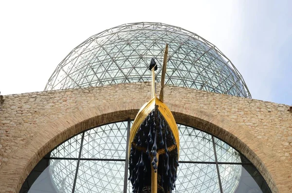 Escultura de barco en el Teatro Dalí —  Fotos de Stock