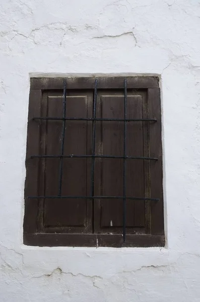 Деревянное окно на белой стене — стоковое фото