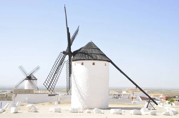 Moinhos de vento na aldeia de Castela — Fotografia de Stock