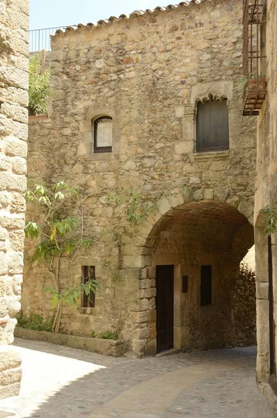 Средневековая арка в переулке — стоковое фото
