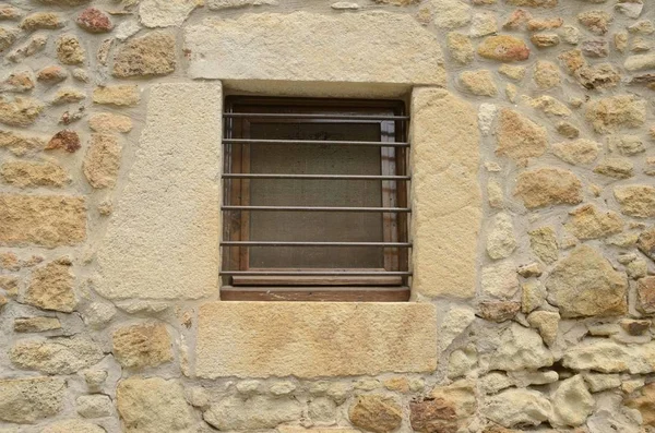 Fenster auf Steinmauer — Stockfoto