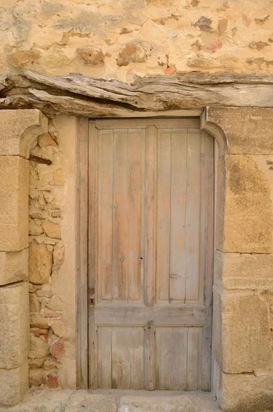 Holztür auf Steinhaus — Stockfoto