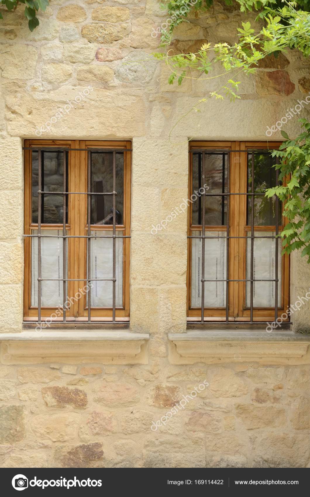 Finestre di legno sulla casa di pietra — foto stock © monysasi ... Finestre di legno