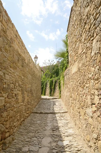 Geplaveide middeleeuwse alley — Stockfoto