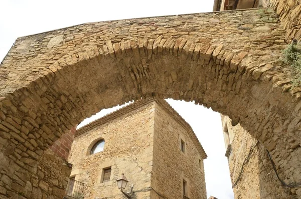 Arquitetura medieval na aldeia de Girona — Fotografia de Stock