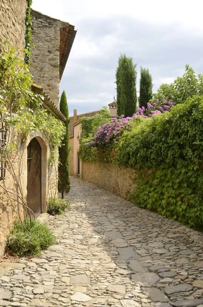 Dar Arnavut kaldırımlı sokakta  