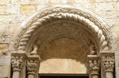 Taş kemer kilise