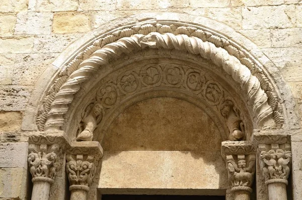 Stone arch av kyrkan — Stockfoto