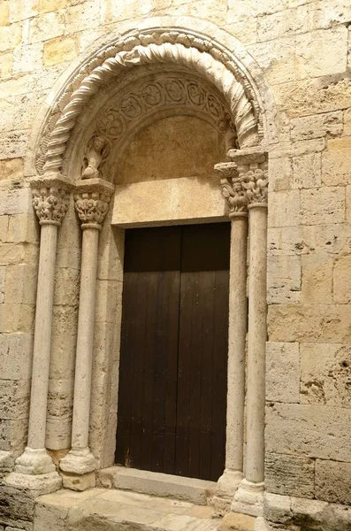 Porta de madeira da igreja — Fotografia de Stock