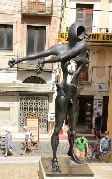 Monument en bronze surréaliste — Photo