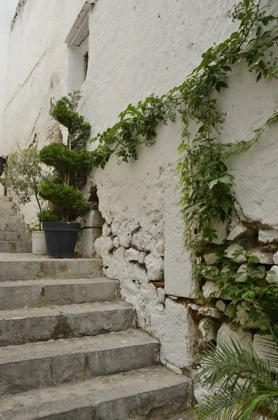 Escaleras en calle blanca —  Fotos de Stock