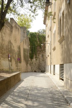 Sokak eski duvar boyunca 