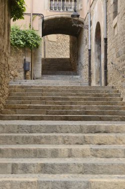 Taş merdiven altında kemer