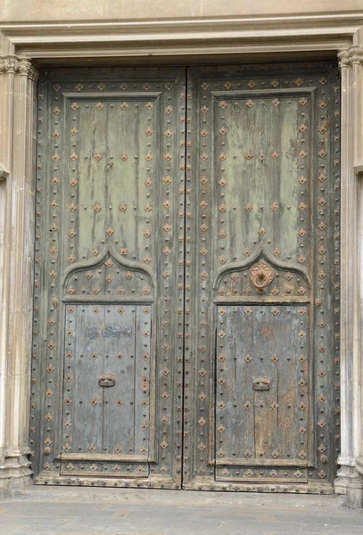 Wooden green door — Stock Photo, Image