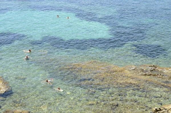 透明な海で沐浴 — ストック写真