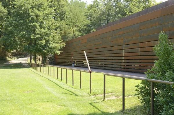 Pavilhão desportivo integrado na natureza — Fotografia de Stock