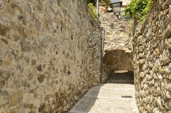 Arcada de piedra en el callejón adoquinado — Foto de Stock